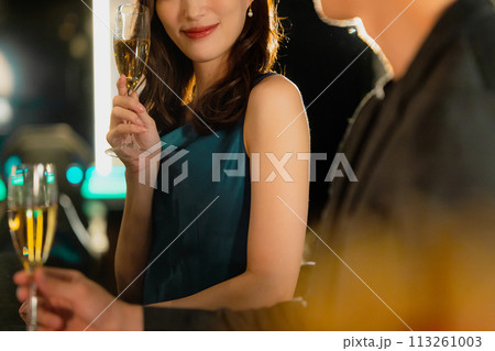 シャンパンを飲むカップル　　 113261003