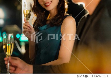 シャンパンを飲むカップル　　 113261004