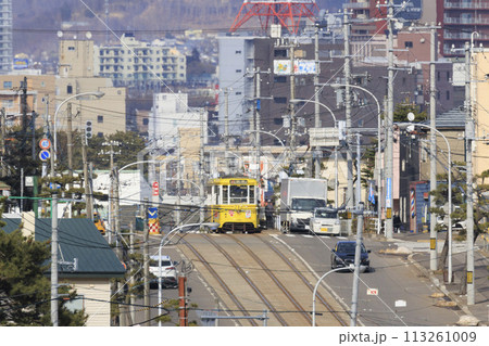 【ロゴ・ナンバー・運転手・車フロントガラスぼかし済】函館市電青柳町電停発車到着する黄色い電車 【ロゴ・ナンバー・運転手・車フロントガラスぼかし済】函館市電青柳町電停発車到着する黄色い電車 113261009