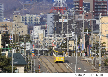 【ロゴ・ナンバー・運転手・車フロントガラスぼかし済】函館市電青柳町電停発車到着する黄色い電車 113261016