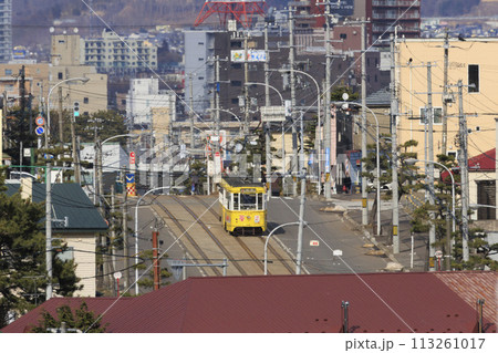 【ロゴ・ナンバー・運転手・車フロントガラスぼかし済】函館市電青柳町電停発車到着する黄色い電車 【ロゴ・ナンバー・運転手・車フロントガラスぼかし済】函館市電青柳町電停発車到着する黄色い電車 113261017