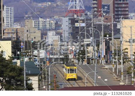 【ロゴ・ナンバー・運転手・車フロントガラスぼかし済】函館市電青柳町電停発車到着する黄色い電車 113261020