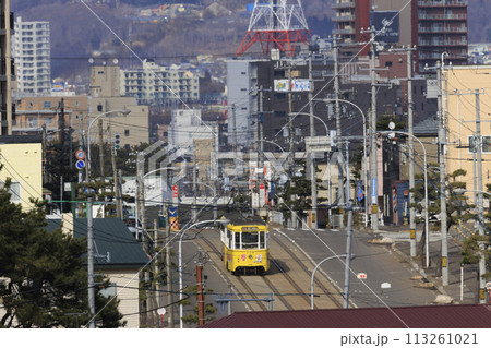 【ロゴ・ナンバー・運転手・車フロントガラスぼかし済】函館市電青柳町電停発車到着する黄色い電車 【ロゴ・ナンバー・運転手・車フロントガラスぼかし済】函館市電青柳町電停発車到着する黄色い電車 113261021