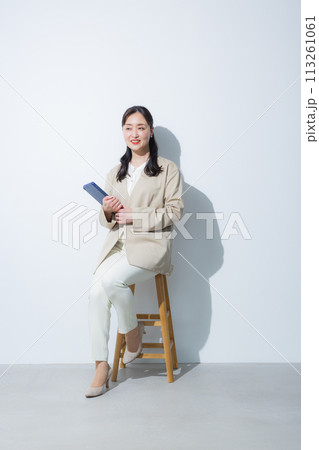 タブレットを持った笑顔のビジネスウーマン　 113261061