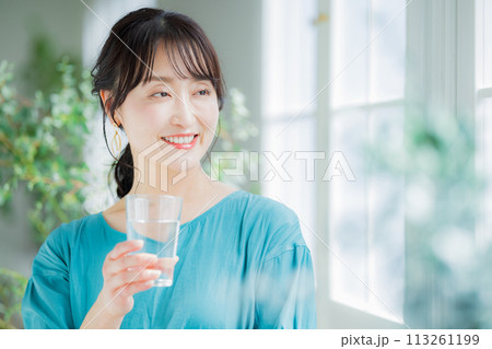 ミドル女性、水分補給、ライフスタイル 113261199