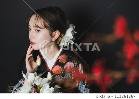 黒い振袖の女性 113261267