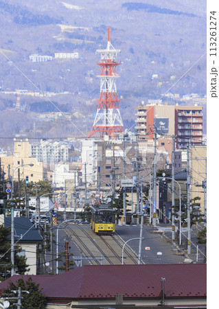 【縦構図・ロゴ・運転手ぼかし済】函館市電青柳町電停を到着出発する路面電車 113261274