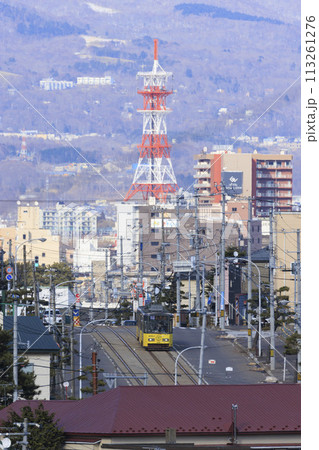 【縦構図・ロゴ・運転手ぼかし済】函館市電青柳町電停を到着出発する路面電車 113261276