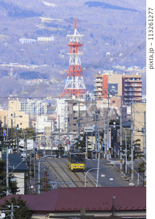 【縦構図・ロゴ・運転手ぼかし済】函館市電青柳町電停を到着出発する路面電車 113261277