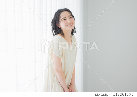 若い女性のポートレート 113261370