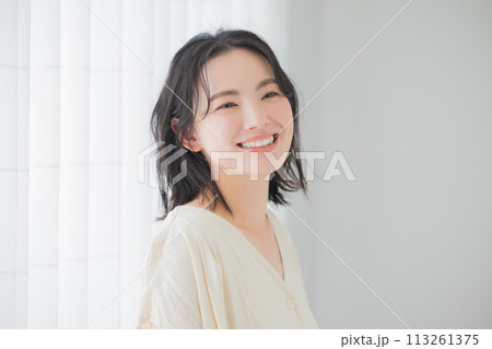 若い女性のポートレート 113261375