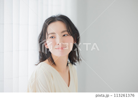 若い女性のポートレート 113261376