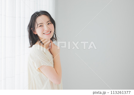 若い女性のポートレート 113261377
