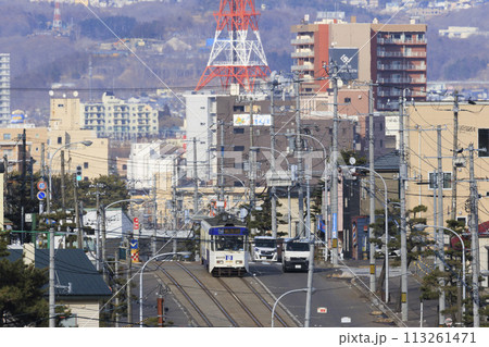 【ロゴ・自動車ナンバーフロントガラス運転手ぼかし済】函館市電青柳町電停を到着発車する路面電車 【ロゴ・自動車ナンバーフロントガラス運転手ぼかし済】函館市電青柳町電停を到着発車する路面電車 113261471