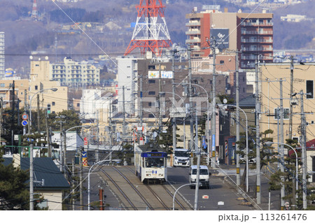 【ロゴ・自動車ナンバーフロントガラス運転手ぼかし済】函館市電青柳町電停を到着発車する路面電車 113261476