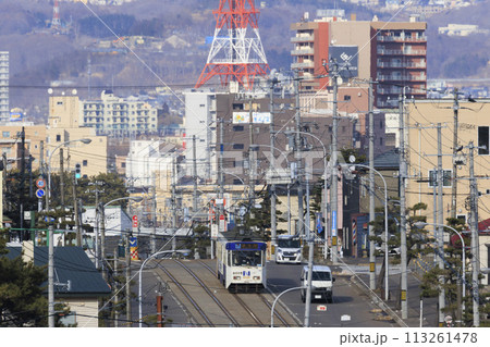 【ロゴ・自動車ナンバーフロントガラス運転手ぼかし済】函館市電青柳町電停を到着発車する路面電車 113261478