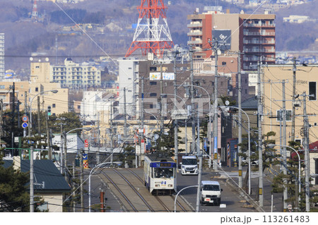 【ロゴ・自動車ナンバーフロントガラス運転手ぼかし済】函館市電青柳町電停を到着発車する路面電車 【ロゴ・自動車ナンバーフロントガラス運転手ぼかし済】函館市電青柳町電停を到着発車する路面電車 113261483