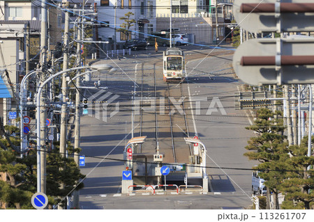 【ロゴ・自動車ナンバーメーカエンブレムガラスぼかし済】函館市電2系統終点谷地頭電停到着発車 113261707