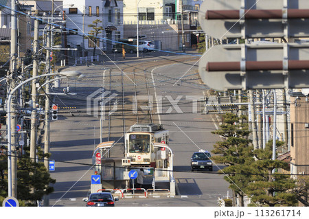 【ロゴ・自動車ナンバーメーカエンブレムガラスぼかし済】函館市電2系統終点谷地頭電停到着発車 【ロゴ・自動車ナンバーメーカエンブレムガラスぼかし済】函館市電2系統終点谷地頭電停到着発車 113261714