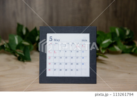 2024年5月のカレンダー 木目背景と黒い縁取りの卓上カレンダー 2024年5月のカレンダー 木目背景と黒い縁取りの卓上カレンダー 113261794