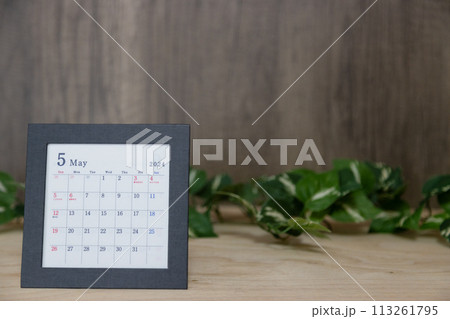 2024年5月のカレンダー 木目背景と黒い縁取りの卓上カレンダー 2024年5月のカレンダー 木目背景と黒い縁取りの卓上カレンダー 113261795