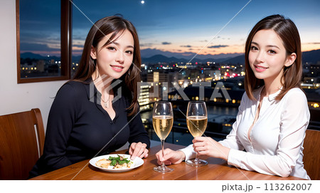 AI生成画像　レストランでワインを飲んでいる美しい日本人女性　笑顔のきれいなワイン好き美女 113262007