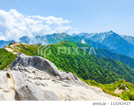 夏の燕岳登山(燕岳山頂から燕山荘・槍ヶ岳方面の眺め) 夏の燕岳登山(燕岳山頂から燕山荘・槍ヶ岳方面の眺め) 113262427