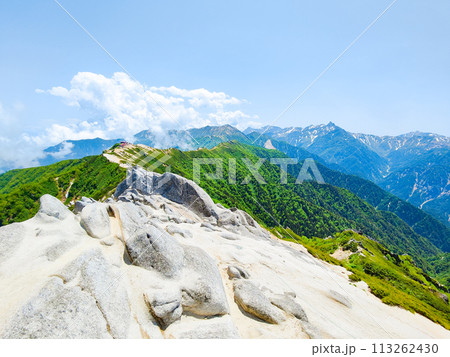 夏の燕岳登山（燕岳山頂から燕山荘・槍ヶ岳方面の眺め） 113262430