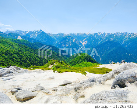 夏の燕岳登山（燕岳山頂からの眺め） 113262432