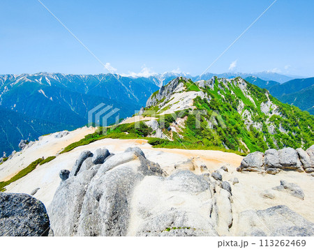 夏の燕岳登山(燕岳山頂から北燕岳方面の眺め) 夏の燕岳登山(燕岳山頂から北燕岳方面の眺め) 113262469