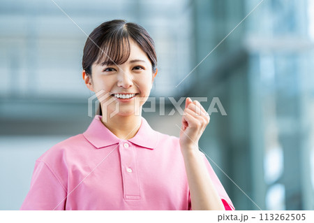 介護士の若い女性。 介護士の若い女性。 113262505