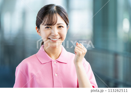 介護士の若い女性。 介護士の若い女性。 113262511