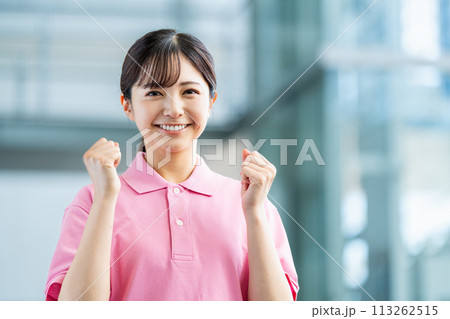 介護士の若い女性。 介護士の若い女性。 113262515