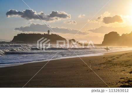 夕方の神奈川県湘南江の島と海岸 夕方の神奈川県湘南江の島と海岸 113263012