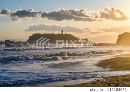 夕方の神奈川県湘南江の島と海岸 夕方の神奈川県湘南江の島と海岸 113263072
