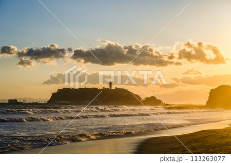 夕方の神奈川県湘南江の島と海岸 113263077
