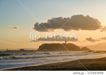 夕方の神奈川県湘南江の島と海岸 113263099