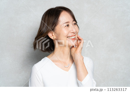 ミドル女性のポートレート 113263317