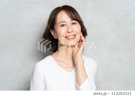 ミドル女性のポートレート ミドル女性のポートレート 113263321