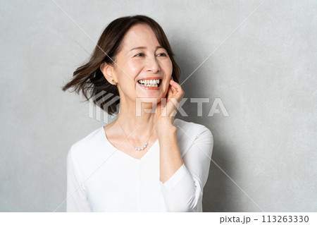 ミドル女性のポートレート ミドル女性のポートレート 113263330