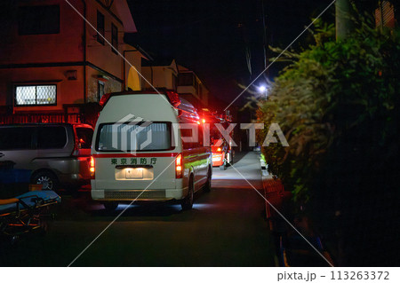 ボヤ騒ぎで夜間に緊急出動した消防車と救急車 ボヤ騒ぎで夜間に緊急出動した消防車と救急車 113263372