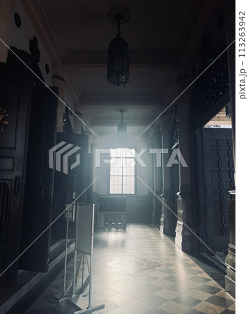 光が差し込む廊下　築地本願寺 113263942