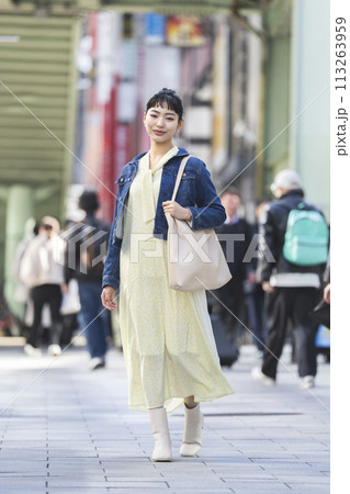 街を歩く若い女性 113263959