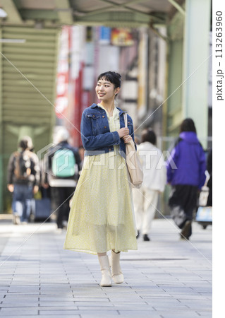 街を歩く若い女性 113263960