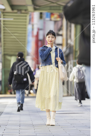 街を歩く若い女性 113263961