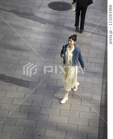 街を歩く若い女性 街を歩く若い女性 113263966