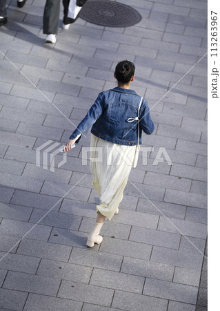 街を歩く若い女性の後ろ姿 街を歩く若い女性の後ろ姿 113263967