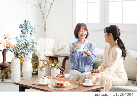 ホテルのティールームでの女子会イメージ 113264004