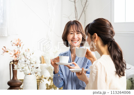 ホテルのティールームでの女子会イメージ 113264006