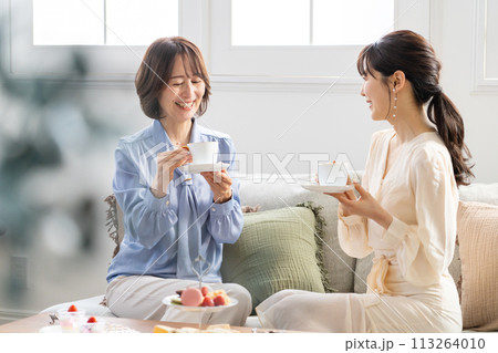 ホテルのティールームでの女子会イメージ ホテルのティールームでの女子会イメージ 113264010